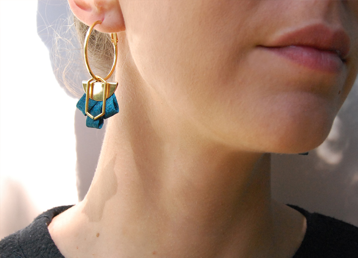Boucles d'oreilles créoles bleu paon made in France L'Orangerie Bijoux